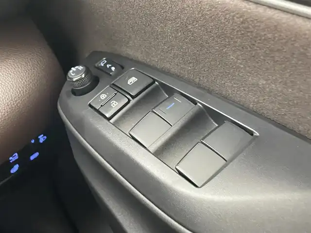 トヨタ ヤリスクロス ハイブリッド Z 千葉県 2021(令3)年 1.6万km ホワイトパールクリスタルシャイン セーフティセンス（衝突回避支援パッケージ）/・プリクラッシュセーフティ/・レーンディパーチャーアラート/・オートマチックハイビーム/・ドライバー異常時対応システム/・発進遅れ告知機能/・レーントレーシングアシスト/・レーダークルーズコントロール/・ロードサインアシスト/ブラインドスポットモニター/・安心降車アシスト/・パーキングサポートブレーキ/（前後方静止物／後方接近車両）/純正8インチディスプレイオーディオ/・Bluetooth/・メモリーナビ/・Miracast/・パノラミックビューモニター/パワーバックドア/スマートキー/パワーシート/シートヒーター/LEDヘッドライト/ステアリングヒーター/ビルトインETC2.0