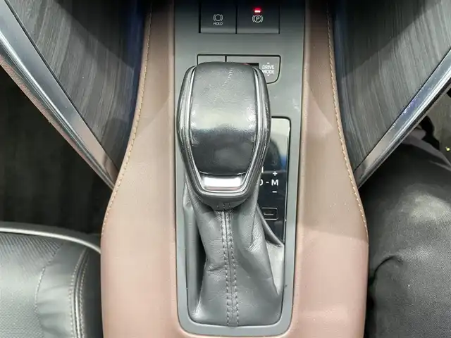 トヨタ ハリアー Z レザーパッケージ 鹿児島県 2020(令2)年 2.7万km プレシャスブラックパール 純正12.3インチディスプレイオーディオ（ナビ機能付き）/フルセグTV/BT/AppleCarPlay/AndroidAuto/パノラミックビューモニター/JBLプレミアムサウンドシステム/本革シート/前席シートベンチレーション&シートヒーター/前席パワーシート/運転席シートメモリ/ヘッドアップディスプレイ/トヨタセーフティセンス/全車速追従機能付クルーズコントロール/電動パーキングブレーキ/オートブレーキホールド/純正LEDヘッドライト/純正19インチアルミホイール/純正フロアマット