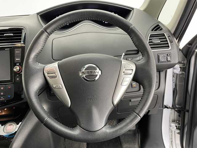 日産 セレナ 長野県 2015(平27)年 4.5万km ブリリアントシルバー 4WD/純正SDナビ/（SD/FM/AM/TV/CD/DVD/Bluetooth）/Wエアバッグ/衝突軽減ブレーキ/ABS/横滑り防止装置/前後コーナーセンサー/アラウンドビューモニター/プッシュスタート/アイドリングストップ/スマートキー/WACエアコン/クルコン/前方ドラレコ/オートライト/LEDヘッドライト/フォグランプ/ドアバイザー/純正フリップダウンモニター/純正デジタルインナーミラー/社外ETC/純正15インチアルミ/社外15インチアルミ付きスタッドレス4本車載