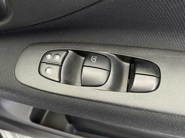 日産 セレナ 長野県 2015(平27)年 4.5万km ブリリアントシルバー 4WD/純正SDナビ/（SD/FM/AM/TV/CD/DVD/Bluetooth）/Wエアバッグ/衝突軽減ブレーキ/ABS/横滑り防止装置/前後コーナーセンサー/アラウンドビューモニター/プッシュスタート/アイドリングストップ/スマートキー/WACエアコン/クルコン/前方ドラレコ/オートライト/LEDヘッドライト/フォグランプ/ドアバイザー/純正フリップダウンモニター/純正デジタルインナーミラー/社外ETC/純正15インチアルミ/社外15インチアルミ付きスタッドレス4本車載