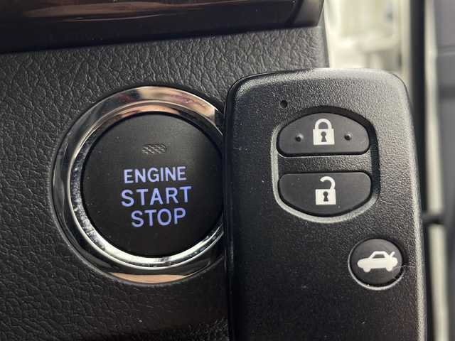 トヨタ マークＸ 250G Four 秋田県 2018(平30)年 2万km ホワイトパールクリスタルシャイン 4WD/純正ナビ/(フルセグTV/Bluetooth/DVD/CD/AM/FM)/バックカメラ/レーダークルーズコントロール/レーンキープアシスト/衝突被害軽減システム/横滑防止機能/プッシュスタート/スマートキー/スペアキー/オートライト/HIDヘッドライト/フォグランプ/革巻ステアリング/ステアリングリモコン/運転席パワーシート/電動格納ミラー/純正フロアマット/社外アルミホイール/サイドバイザー/取扱説明書