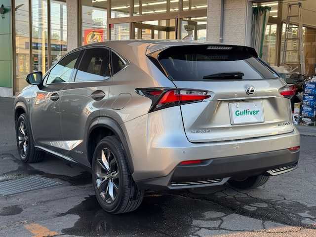 レクサス ＮＸ 300h Fスポーツ 道東・釧路十勝 2015(平27)年 7.5万km ソニックチタニウム 4WD/三眼フルLEDヘッドランプ/クリアランスソナー＆バックソナー/本革シート（黒赤コンビ）/メモリシート（D席）/シートヒーター/パワーシート（D/N席）/ステアリングヒーター/メーカーSDナビゲーション/（CD/DVD/BT/フルセグ/MSV）/バック/サイドカメラ/ビルトインETC/前後ドライブレコーダー（ZDR-026）/パドルシフト/クルーズコントロール/電動パーキングブレーキ/オートブレーキホールド/LEDフォグランプ/純正18インチアルミホイール/電動チルト＆テレスコピックステアリング/純正フロアマット/社外アルミ付冬タイヤ積込