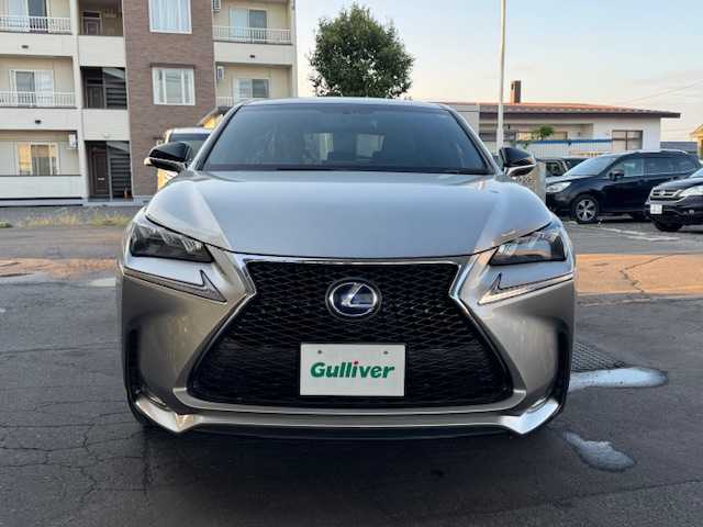 レクサス ＮＸ 300h Fスポーツ 道東・釧路十勝 2015(平27)年 7.5万km ソニックチタニウム 4WD/三眼フルLEDヘッドランプ/クリアランスソナー＆バックソナー/本革シート（黒赤コンビ）/メモリシート（D席）/シートヒーター/パワーシート（D/N席）/ステアリングヒーター/メーカーSDナビゲーション/（CD/DVD/BT/フルセグ/MSV）/バック/サイドカメラ/ビルトインETC/前後ドライブレコーダー（ZDR-026）/パドルシフト/クルーズコントロール/電動パーキングブレーキ/オートブレーキホールド/LEDフォグランプ/純正18インチアルミホイール/電動チルト＆テレスコピックステアリング/純正フロアマット/社外アルミ付冬タイヤ積込