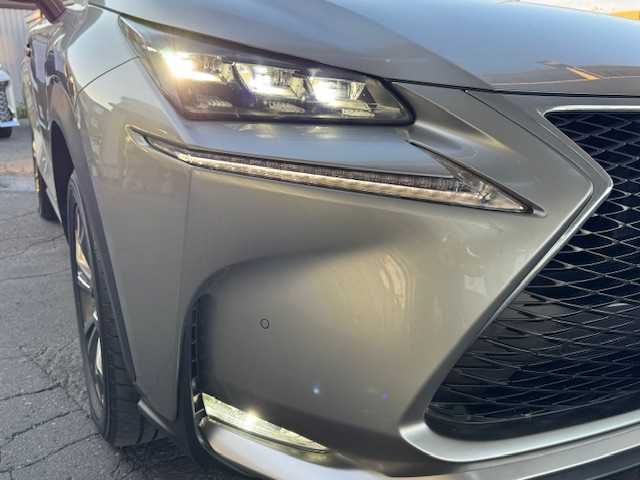 レクサス ＮＸ 300h Fスポーツ 道東・釧路十勝 2015(平27)年 7.5万km ソニックチタニウム 4WD/三眼フルLEDヘッドランプ/クリアランスソナー＆バックソナー/本革シート（黒赤コンビ）/メモリシート（D席）/シートヒーター/パワーシート（D/N席）/ステアリングヒーター/メーカーSDナビゲーション/（CD/DVD/BT/フルセグ/MSV）/バック/サイドカメラ/ビルトインETC/前後ドライブレコーダー（ZDR-026）/パドルシフト/クルーズコントロール/電動パーキングブレーキ/オートブレーキホールド/LEDフォグランプ/純正18インチアルミホイール/電動チルト＆テレスコピックステアリング/純正フロアマット/社外アルミ付冬タイヤ積込