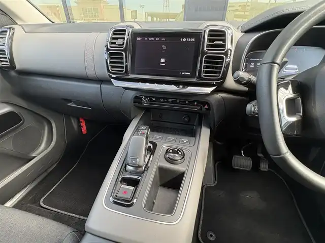 シトロエン Ｃ５ エアクロス シャイン 石川県 2019(令1)年 5.1万km 黒 ディスプレイオーディオ/　AM/FM・USB・iPod・AppleCarPlay/ETC/パノラマモニター/ドライブレコーダー/クルーズコントロール/パワーシート（D席）/ルーフレール/アンチロック・ブレーキ・システム/衝突被害軽減システム/横滑り防止装置/前後コーナーセンサー/レーンキープアシスト/盗難防止装置/ダウンヒルアシストコントロール/パーキングアシスト/アイドリングストップ/エアバッグ（W+サイド）/カーテンエアバッグ/純正アルミホイール/スマートキー