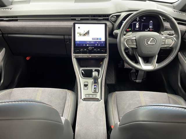 レクサス ＬＢＸ クール 大阪府 2024(令6)年 2.2万km パール 純正9.8型ディスプレイオーディオ（ナビ有）/【フルセグＴＶ/Bluetooth/USB/FM/AM】/パノラマミックビューモニター/パワーバックドア/ブラインドスポットモニター(BSM)/おくだけ充電/カラーHUD/半革シート/シートメモリー/D/N席シートヒーター/ステアリングヒーター/パドルシフト/オートホールド/Lexus Safety System＋/・プリクラッシュセーフティー/・レーダークルーズコントロール/・レーンディパーチャーアラート/・アダクティブハイビームシステム/・ロードサインアシスト/・ドライバーモニター連携/・ドライバー異常対応システム/・プロアクティブドライビングアシスト/パーキングサポートブレーキ/車両接近警報/安心降車アシスト/前後クリアランスソナー/レクサスチームメイト/・Advanced Drive(渋滞時支援)/LEDヘッドライト/純正18インチAW/ビルトインETC2.0/スマートキー/保証書