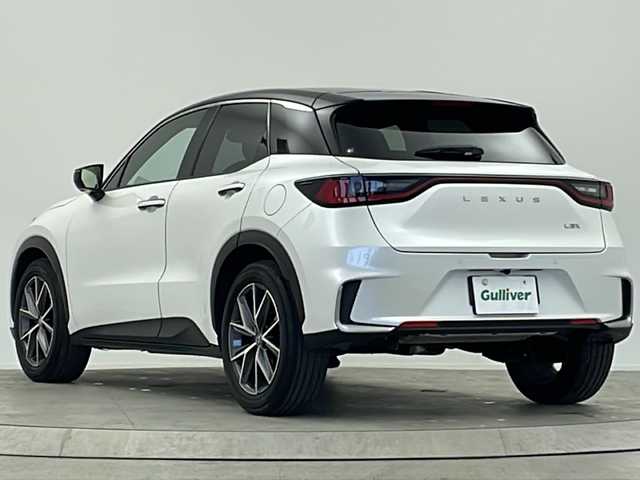 レクサス ＬＢＸ クール 大阪府 2024(令6)年 2.2万km パール 純正9.8型ディスプレイオーディオ（ナビ有）/【フルセグＴＶ/Bluetooth/USB/FM/AM】/パノラマミックビューモニター/パワーバックドア/ブラインドスポットモニター(BSM)/おくだけ充電/カラーHUD/半革シート/シートメモリー/D/N席シートヒーター/ステアリングヒーター/パドルシフト/オートホールド/Lexus Safety System＋/・プリクラッシュセーフティー/・レーダークルーズコントロール/・レーンディパーチャーアラート/・アダクティブハイビームシステム/・ロードサインアシスト/・ドライバーモニター連携/・ドライバー異常対応システム/・プロアクティブドライビングアシスト/パーキングサポートブレーキ/車両接近警報/安心降車アシスト/前後クリアランスソナー/レクサスチームメイト/・Advanced Drive(渋滞時支援)/LEDヘッドライト/純正18インチAW/ビルトインETC2.0/スマートキー/保証書