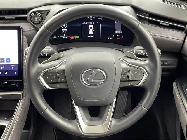 レクサス ＬＢＸ クール 大阪府 2024(令6)年 2.2万km パール 純正9.8型ディスプレイオーディオ（ナビ有）/【フルセグＴＶ/Bluetooth/USB/FM/AM】/パノラマミックビューモニター/パワーバックドア/ブラインドスポットモニター(BSM)/おくだけ充電/カラーHUD/半革シート/シートメモリー/D/N席シートヒーター/ステアリングヒーター/パドルシフト/オートホールド/Lexus Safety System＋/・プリクラッシュセーフティー/・レーダークルーズコントロール/・レーンディパーチャーアラート/・アダクティブハイビームシステム/・ロードサインアシスト/・ドライバーモニター連携/・ドライバー異常対応システム/・プロアクティブドライビングアシスト/パーキングサポートブレーキ/車両接近警報/安心降車アシスト/前後クリアランスソナー/レクサスチームメイト/・Advanced Drive(渋滞時支援)/LEDヘッドライト/純正18インチAW/ビルトインETC2.0/スマートキー/保証書