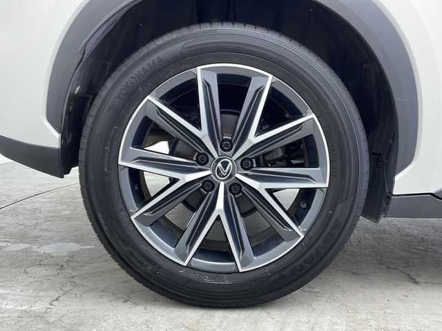 レクサス ＬＢＸ クール 大阪府 2024(令6)年 2.2万km パール 純正9.8型ディスプレイオーディオ（ナビ有）/【フルセグＴＶ/Bluetooth/USB/FM/AM】/パノラマミックビューモニター/パワーバックドア/ブラインドスポットモニター(BSM)/おくだけ充電/カラーHUD/半革シート/シートメモリー/D/N席シートヒーター/ステアリングヒーター/パドルシフト/オートホールド/Lexus Safety System＋/・プリクラッシュセーフティー/・レーダークルーズコントロール/・レーンディパーチャーアラート/・アダクティブハイビームシステム/・ロードサインアシスト/・ドライバーモニター連携/・ドライバー異常対応システム/・プロアクティブドライビングアシスト/パーキングサポートブレーキ/車両接近警報/安心降車アシスト/前後クリアランスソナー/レクサスチームメイト/・Advanced Drive(渋滞時支援)/LEDヘッドライト/純正18インチAW/ビルトインETC2.0/スマートキー/保証書