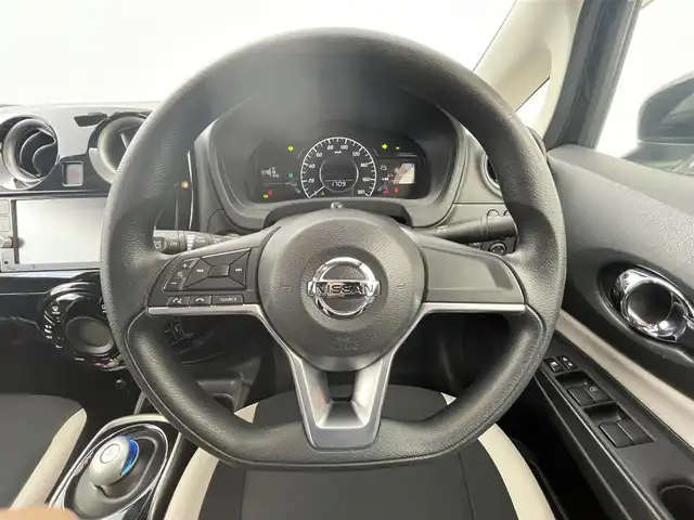 日産 ノート e－パワー X 群馬県 2017(平29)年 4.4万km スーパーブラック 禁煙車　全方位カメラ　純正ナビ　ＢＴ　フルセグ　衝突軽減システム　車線逸脱警報　車両接近通報装置　　ドラレコ　ＥＴＣ横滑り防止装置　オートライト　プッシュスタート　スマートキー　オートエアコン