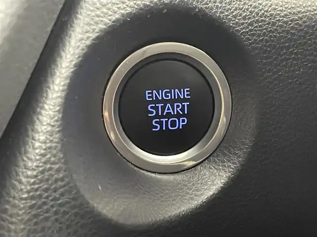 トヨタ カローラ クロス G 福岡県 2022(令4)年 1.3万km プラチナホワイトパールマイカ 純正ナビ　/バックカメラ　/ビルトインＥＴＣ２．０　/前後ドライブレコーダー　/レーダークルーズコントロール　/コーナーセンサー　/衝突軽減ブレーキ　/レーンキープ　/アクセル踏み間違い防止　/純正フロアマット　/ＬＥＤヘッドライト