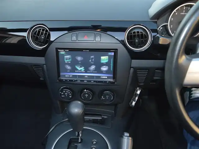 マツダ ロードスター RHT 栃木県 2007(平19)年 19.4万km サンライトシルバーメタリック 2.0L直列4気筒DOHCエンジン/WedsSport製17インチアルミホイール/パワーリトラクタブルハードトップ/マニュアルモード/純正SDナビゲーションシステム/[フルセグ/AM/FM/CD/DVD/BT]/HIDヘッドライト/フォグランプ/アンチロックブレーキシステム/ETC/ツイータースピーカー/電動格納ミラー/純正マット/スペア板キー×1/取扱説明書/保証書/記録簿/[H21.22.23.24.26.28.30.R2.4.6]