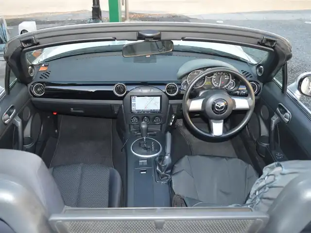 マツダ ロードスター RHT 栃木県 2007(平19)年 19.4万km サンライトシルバーメタリック 2.0L直列4気筒DOHCエンジン/WedsSport製17インチアルミホイール/パワーリトラクタブルハードトップ/マニュアルモード/純正SDナビゲーションシステム/[フルセグ/AM/FM/CD/DVD/BT]/HIDヘッドライト/フォグランプ/アンチロックブレーキシステム/ETC/ツイータースピーカー/電動格納ミラー/純正マット/スペア板キー×1/取扱説明書/保証書/記録簿/[H21.22.23.24.26.28.30.R2.4.6]