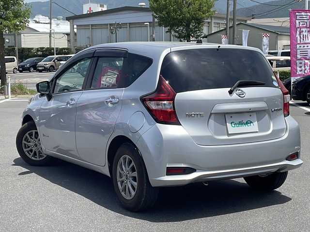 日産 ノート e－パワー X 長野県 2018(平30)年 0.6万km ブリリアントシルバー ワンオーナー/純正SDナビ/(フルセグTV/CD/DVD/BT接続)/レーンキープアシスト/横滑り防止装置/エマージェンシーブレーキ/プッシュスタート/スマートキー/ステアリングスイッチ/ISOFIX/ドアバイザー/オートライト/保証書/取扱説明書