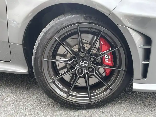 トヨタ ＧＲヤリス RZ ハイパフォーマンス 神奈川県 2024(令6)年 0.6万km グレー ワンオーナー/クーリングパッケージ/コンフォートパッケージ/BBS製純正18インチAW/GR赤ブレーキキャリパー/I/C WATER SPRAY/LEDヘッドライト/ハーフレザーシート/前席シートヒーター/ステアリングヒーター/純正メモリーナビ・地デジTV/JBLサウンド/純正USB/BT/Miracast/バックモニター/ビルトインETC/トヨタセーフティセンス/レーダークルーズコントロール/PCS/LDA/BSM/RCTA/PKSB/SEA/RSA/コーナーセンサー/オートハイビーム/オート電格ミラー/プッシュスタート/スマートキー×2/R6/7年ディーラー整備記録/保証書・取説あり
