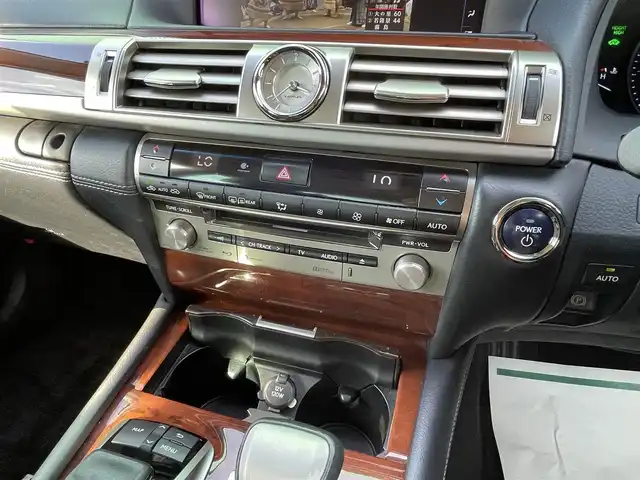 レクサス ＬＳ 600h バージョンC Iパック 宮崎県 2015(平27)年 8.7万km スターライトブラックガラスフレーク 純正ナビ(Bluetooth・フルセグTV・CD/DVD)/バックカメラ/ETC/ドラレコ前/パワートランクリッド/ムーンルーフ/N席オットマン/BSM/コーナーセンサー/クルコン/プリクラッシュセーフティシステム/横滑り防止/レザーシート(シートヒーター/エアシート)/前席パワーシート/純正18インチアルミホイール/純正フロアマット/LEDヘッドライト/オートマチックハイビーム