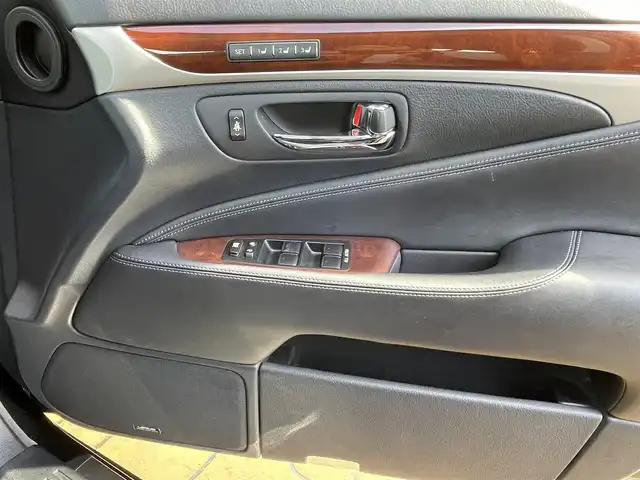 レクサス ＬＳ 600h バージョンC Iパック 宮崎県 2015(平27)年 8.7万km スターライトブラックガラスフレーク 純正ナビ(Bluetooth・フルセグTV・CD/DVD)/バックカメラ/ETC/ドラレコ前/パワートランクリッド/ムーンルーフ/N席オットマン/BSM/コーナーセンサー/クルコン/プリクラッシュセーフティシステム/横滑り防止/レザーシート(シートヒーター/エアシート)/前席パワーシート/純正18インチアルミホイール/純正フロアマット/LEDヘッドライト/オートマチックハイビーム