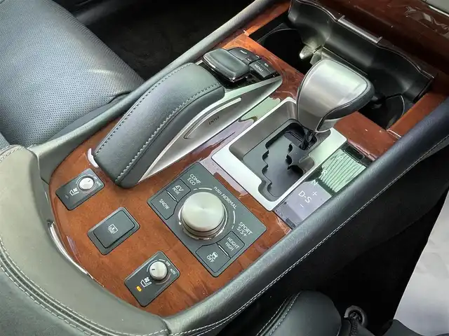 レクサス ＬＳ 600h バージョンC Iパック 宮崎県 2015(平27)年 8.7万km スターライトブラックガラスフレーク 純正ナビ(Bluetooth・フルセグTV・CD/DVD)/バックカメラ/ETC/ドラレコ前/パワートランクリッド/ムーンルーフ/N席オットマン/BSM/コーナーセンサー/クルコン/プリクラッシュセーフティシステム/横滑り防止/レザーシート(シートヒーター/エアシート)/前席パワーシート/純正18インチアルミホイール/純正フロアマット/LEDヘッドライト/オートマチックハイビーム