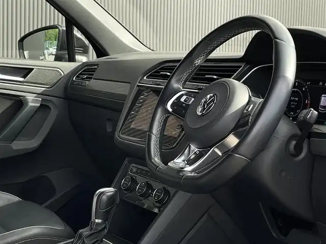 フォルクスワーゲン ティグアン TDI 4モーション Rライン ブラックスタイル 長野県 2018(平30)年 5万km ディープブラックパールエフェクト 黒革シート/ＰＷシート/ＨＵＤ（ヘッドアップディスプレイ）/ＡＣＣ（アダプティブクルーズコントロール）/ＬＫＡ（レーンキープアシスト）/BSM（サイドアシスト）/パーキングアシスト/ＤｉｓｃｏｖｅｒＰｒｏナビ/３６０°カメラ/ＡｎｄｒｏｉｄＡｕｔｏ/ＡｐｐｌｅＣａｒＰｌａｙ/全席シートヒーター/ＰＷバックドア/オートホールドブレーキ/パークセンサー/ルーフコンソール/LEDヘッドライト/ETC2.0