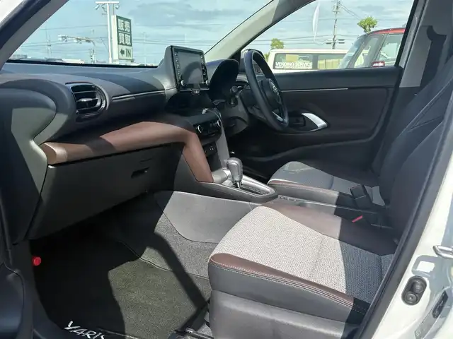 トヨタ ヤリスクロス ハイブリッド Z 徳島県 2022(令4)年 1.9万km ホワイトパールクリスタルシャイン 純正9インチDAナビ/フルセグTV/Bluetooth/ビルトインETC/バックカメラ/トヨタセーフティセンス/前後コーナーセンサー/ブラインドスポットモニター/レーダークルーズコントロール/ハーフレザーシート/前席シートヒーター/運転席パワーシート/LEDヘッドランプ/オートライト/オートハイビーム/純正フロアマット/純正18インチアルミホイール/スマートキー/盗難防止装置