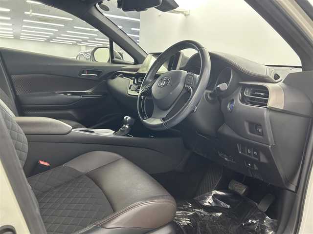 トヨタ Ｃ－ＨＲ G 埼玉県 2017(平29)年 4.6万km ブラック/ホワイトパールクリスタルシャイン 2トーン ナビ　ＡＶＮ－Ｒ８Ｗ　フルセグＴＶ　ＢＴ　ＤＶＤ　アダプティブクルーズコントロール　Ｄ／Ｎ席シートヒーター　バックカメラ　ドライブレコーダー　ビルトインＥＴＣ　純正１８インチＡＷ　プッシュスタート