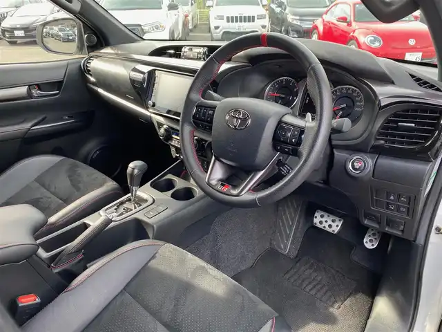 トヨタ ハイラックス Z GRスポーツ 福岡県 2022(令4)年 2.3万km スーパーホワイトⅡ 純正ナビ/AppleCarPlay/USB/Bluetooth/クルーズコントロール/レーンキープ/360度カメラ/ETC/GRロゴ入り半革シート/D席パワーシート/LEDヘッドライト/純正フロアマット/純正18インチアルミホイール/コーナーセンサー/スマートキー/スペアキー×1/保証書/取扱説明書
