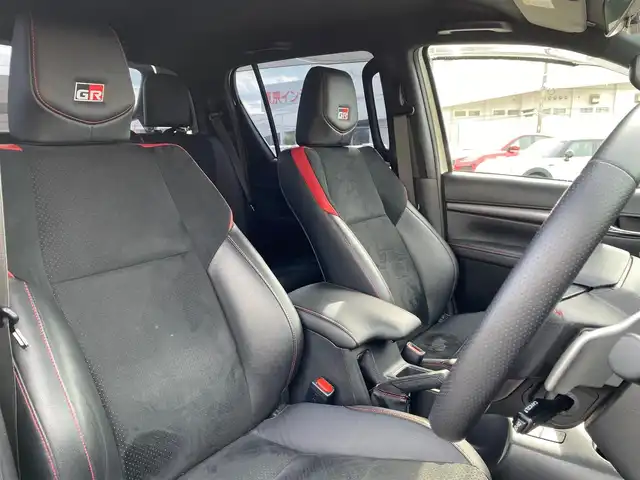 トヨタ ハイラックス Z GRスポーツ 福岡県 2022(令4)年 2.3万km スーパーホワイトⅡ 純正ナビ/AppleCarPlay/USB/Bluetooth/クルーズコントロール/レーンキープ/360度カメラ/ETC/GRロゴ入り半革シート/D席パワーシート/LEDヘッドライト/純正フロアマット/純正18インチアルミホイール/コーナーセンサー/スマートキー/スペアキー×1/保証書/取扱説明書