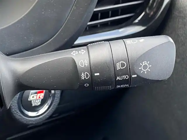 トヨタ ハイラックス Z GRスポーツ 福岡県 2022(令4)年 2.3万km スーパーホワイトⅡ 純正ナビ/AppleCarPlay/USB/Bluetooth/クルーズコントロール/レーンキープ/360度カメラ/ETC/GRロゴ入り半革シート/D席パワーシート/LEDヘッドライト/純正フロアマット/純正18インチアルミホイール/コーナーセンサー/スマートキー/スペアキー×1/保証書/取扱説明書