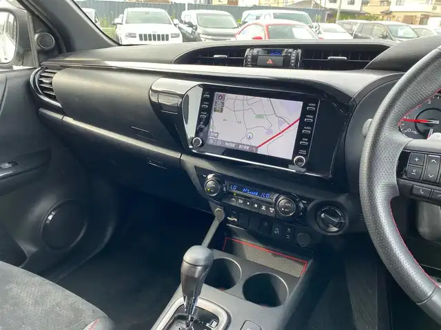 トヨタ ハイラックス Z GRスポーツ 福岡県 2022(令4)年 2.3万km スーパーホワイトⅡ 純正ナビ/AppleCarPlay/USB/Bluetooth/クルーズコントロール/レーンキープ/360度カメラ/ETC/GRロゴ入り半革シート/D席パワーシート/LEDヘッドライト/純正フロアマット/純正18インチアルミホイール/コーナーセンサー/スマートキー/スペアキー×1/保証書/取扱説明書