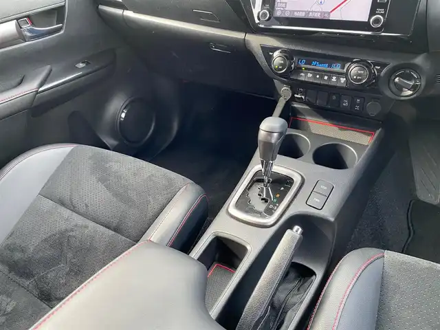 トヨタ ハイラックス Z GRスポーツ 福岡県 2022(令4)年 2.3万km スーパーホワイトⅡ 純正ナビ/AppleCarPlay/USB/Bluetooth/クルーズコントロール/レーンキープ/360度カメラ/ETC/GRロゴ入り半革シート/D席パワーシート/LEDヘッドライト/純正フロアマット/純正18インチアルミホイール/コーナーセンサー/スマートキー/スペアキー×1/保証書/取扱説明書