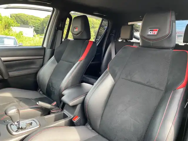 トヨタ ハイラックス Z GRスポーツ 福岡県 2022(令4)年 2.3万km スーパーホワイトⅡ 純正ナビ/AppleCarPlay/USB/Bluetooth/クルーズコントロール/レーンキープ/360度カメラ/ETC/GRロゴ入り半革シート/D席パワーシート/LEDヘッドライト/純正フロアマット/純正18インチアルミホイール/コーナーセンサー/スマートキー/スペアキー×1/保証書/取扱説明書