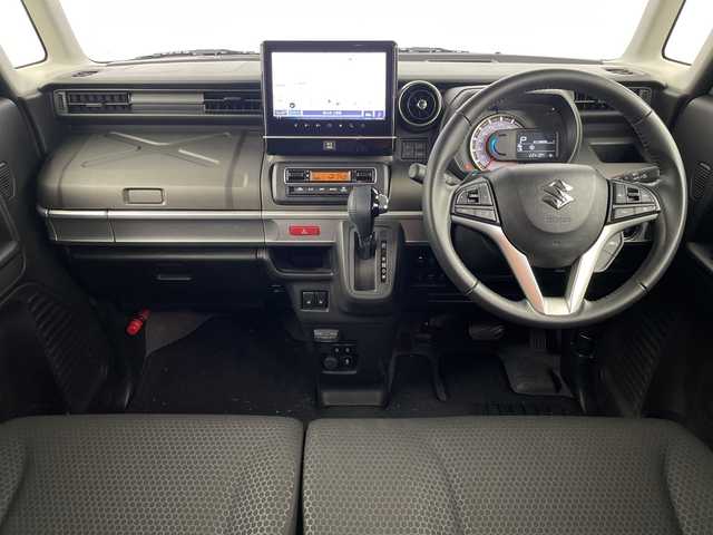 スズキ スペーシア ギア HYBRID XZターボ 埼玉県 2023(令5)年 2.3万km クールカーキパールメタリック/ガンメタリック2トーン 純正ナビ/(Bluetooth/iPod/USB/CD/DVD/FM/AM/SmartphoneLink)/フルセグテレビ/全方位カメラ/ETC/前後ドライブレコーダー/両側パワースライドドア/パドルシフト/レーダークルーズコントロール/衝突被害軽減ブレーキ/車線逸脱警報/後方コーナーセンサー/シートヒーター/プッシュスタート/サーキュレーター/オートLEDライト/純正14インチアルミホイール