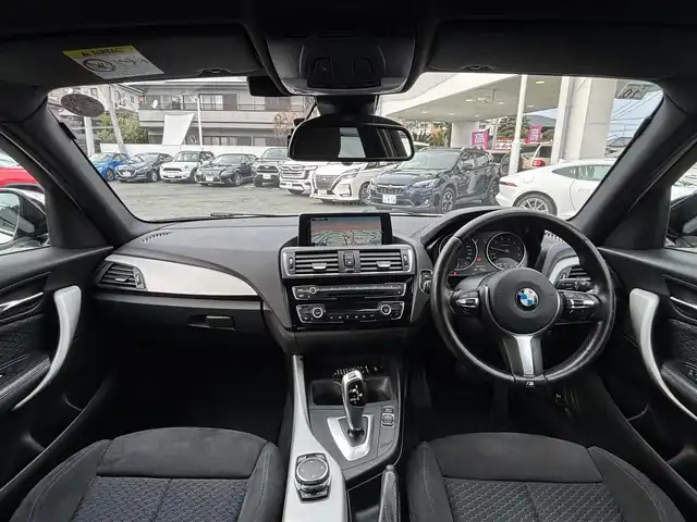 ＢＭＷ １１８ｉ Mスポーツパッケージ 熊本県 2016(平28)年 5.7万km アルピンホワイトⅢ 純正ナビ/【フルセグ/CD/DVD/MSV/Bluetooth/ラジオ】/バックカメラ/前後ドライブレコーダー/衝突警告/車線逸脱警告/横滑り防止機能/アイドリングストップ/クルーズコントロール/リヤコーナーセンサー/純正17インチAW/オートライト/LEDヘッドライト/レザーステアリング/ステアリングスイッチ/フロアマット/ISOFIX/保証書/取扱説明書