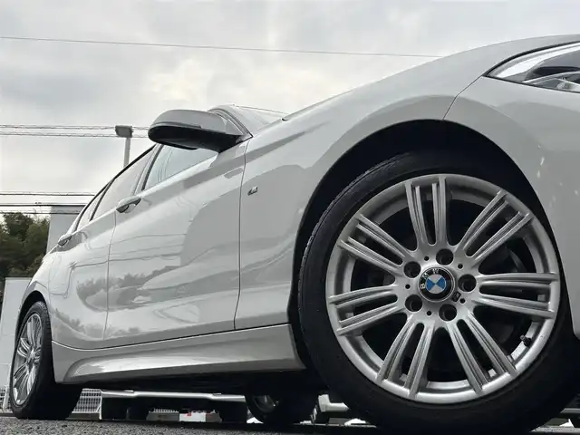 ＢＭＷ １１８ｉ Mスポーツパッケージ 熊本県 2016(平28)年 5.7万km アルピンホワイトⅢ 純正ナビ/【フルセグ/CD/DVD/MSV/Bluetooth/ラジオ】/バックカメラ/前後ドライブレコーダー/衝突警告/車線逸脱警告/横滑り防止機能/アイドリングストップ/クルーズコントロール/リヤコーナーセンサー/純正17インチAW/オートライト/LEDヘッドライト/レザーステアリング/ステアリングスイッチ/フロアマット/ISOFIX/保証書/取扱説明書