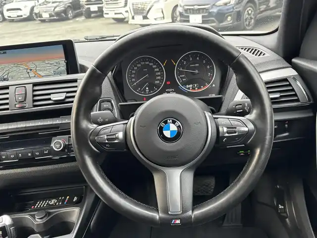 ＢＭＷ １１８ｉ Mスポーツパッケージ 熊本県 2016(平28)年 5.7万km アルピンホワイトⅢ 純正ナビ/【フルセグ/CD/DVD/MSV/Bluetooth/ラジオ】/バックカメラ/前後ドライブレコーダー/衝突警告/車線逸脱警告/横滑り防止機能/アイドリングストップ/クルーズコントロール/リヤコーナーセンサー/純正17インチAW/オートライト/LEDヘッドライト/レザーステアリング/ステアリングスイッチ/フロアマット/ISOFIX/保証書/取扱説明書