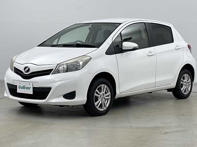 トヨタ ヴィッツ F 道央・札幌 2013(平25)年 9.7万km スーパーホワイトⅡ ・４WD/・寒冷地仕様/・社外ナビ/　CD＆ラジオ/・ワイパー熱線/・電動格納ミラー/・鉄ホイール＆夏タイヤ積込/・純正フロアマット/・ウィンカーミラー/・リモコンキー/・ABS/・横滑り防止装置/・社外14インチAW