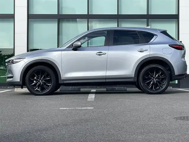 マツダ ＣＸ－５ XD ブラックトーンエディション 和歌山県 2021(令3)年 2万km ソニックシルバーM 純正10.25インチナビ/フルセグTV/Bluetooth/USB/全周囲カメラ/ETC/前後ドライブレコーダー/衝突軽減カメラ/車線逸脱防止機能/レーダークルーズコントロール/BSM/HUD/電動リアゲート/ハーフレーザーシート/運転席パワーシート/シートメモリー/前席シートヒーター/革ステアリング/ステアリングスイッチ/ステアリングヒーター/電動パーキングブレーキ/オートブレーキホールド/LEDヘッドライト/オートライト/プッシュスタート/スマートキー/スペアキー/取扱説明書/保証書