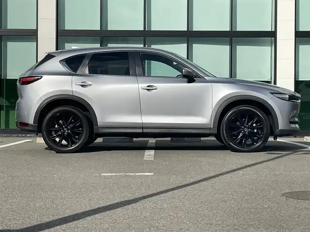 マツダ ＣＸ－５ XD ブラックトーンエディション 和歌山県 2021(令3)年 2万km ソニックシルバーM 純正10.25インチナビ/フルセグTV/Bluetooth/USB/全周囲カメラ/ETC/前後ドライブレコーダー/衝突軽減カメラ/車線逸脱防止機能/レーダークルーズコントロール/BSM/HUD/電動リアゲート/ハーフレーザーシート/運転席パワーシート/シートメモリー/前席シートヒーター/革ステアリング/ステアリングスイッチ/ステアリングヒーター/電動パーキングブレーキ/オートブレーキホールド/LEDヘッドライト/オートライト/プッシュスタート/スマートキー/スペアキー/取扱説明書/保証書