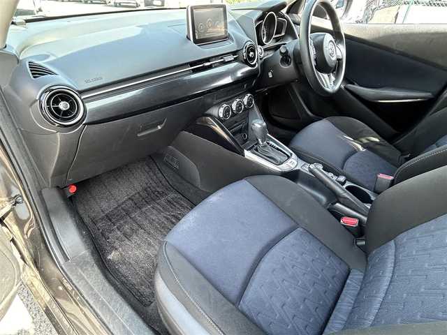 マツダ デミオ 13S 福島県 2015(平27)年 10.4万km チタニウムフラッシュマイカ ４WD/純正ナビ/Bluetooth/FM/AM/USB/衝突軽減ブレーキ/ステアリングリモコン/アイドリングストップ/電動格納ドアミラー/バックカメラ/ETC/ＬＥＤヘッドライト/オートライト/純正フロアマット/純正ホイールカバー/AAC/スマートキー/スペアキー/取扱説明書/保証書/4本スノータイヤ付