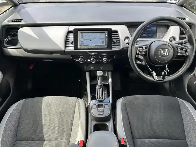 ホンダ フィット e:HEV RS 島根県 2023(令5)年 1.5万km プラチナホワイトパール 純正ＳＤナビ　/Ｂｌｕｅｔｏｏｔｈ接続　/前後ドライブレコーダー　/ビルトインＥＴＣ　/バックカメラ　/アダプティブクルーズコントロール/衝突軽減ブレーキ　/レーンアシスト/電動パーキングブレーキ/パドルシフト　/前後コーナーセンサー　/横滑り防止装置/アイドリングストップ　/スマートキー/プッシュスタート/純正LEDヘッドライト/純正16インチアルミホイール　/純正フロアマット