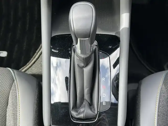 ホンダ フィット e:HEV RS 島根県 2023(令5)年 1.5万km プラチナホワイトパール 純正ＳＤナビ　/Ｂｌｕｅｔｏｏｔｈ接続　/前後ドライブレコーダー　/ビルトインＥＴＣ　/バックカメラ　/アダプティブクルーズコントロール/衝突軽減ブレーキ　/レーンアシスト/電動パーキングブレーキ/パドルシフト　/前後コーナーセンサー　/横滑り防止装置/アイドリングストップ　/スマートキー/プッシュスタート/純正LEDヘッドライト/純正16インチアルミホイール　/純正フロアマット