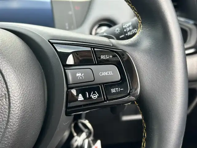 ホンダ フィット e:HEV RS 島根県 2023(令5)年 1.5万km プラチナホワイトパール 純正ＳＤナビ　/Ｂｌｕｅｔｏｏｔｈ接続　/前後ドライブレコーダー　/ビルトインＥＴＣ　/バックカメラ　/アダプティブクルーズコントロール/衝突軽減ブレーキ　/レーンアシスト/電動パーキングブレーキ/パドルシフト　/前後コーナーセンサー　/横滑り防止装置/アイドリングストップ　/スマートキー/プッシュスタート/純正LEDヘッドライト/純正16インチアルミホイール　/純正フロアマット
