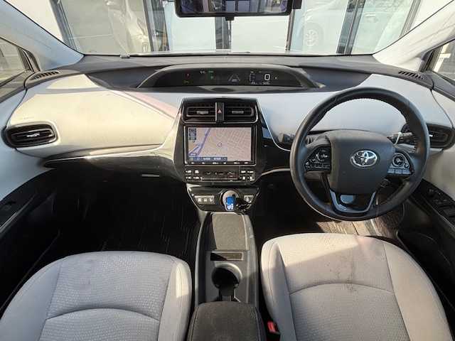 トヨタ プリウス S 宮城県 2019(令1)年 5.5万km シルバーM 登録時走行距離５４４８９ｋｍ/衝突被害軽減システム/バックカメラ/レーダークルーズコントロール/LEDオートライト/15インチアルミホイール/ドライブレコーダー/コーナーセンサー/ステアリングスイッチ/電動格納ウィンカーミラー/フォグランプ/純正フロアマット/スマートキー/ETC/レーンキープアシスト/パーキングアシスト/オートマッチクハイビーム/デジタルインナーミラー/横滑り防止装置/盗難防止装置/ABS/プリクラッシュセーフティー/クリアランスソナー/純正フロアマット/プッシュスタート/純正SDフルセグナビ/Bluetooth接続/SDサーバー/AM/FM/CD/DVD/Wミラー/ドアバイザー