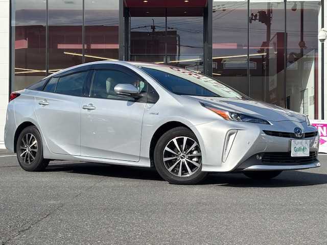 トヨタ プリウス S 宮城県 2019(令1)年 5.5万km シルバーM 登録時走行距離５４４８９ｋｍ/衝突被害軽減システム/バックカメラ/レーダークルーズコントロール/LEDオートライト/15インチアルミホイール/ドライブレコーダー/コーナーセンサー/ステアリングスイッチ/電動格納ウィンカーミラー/フォグランプ/純正フロアマット/スマートキー/ETC/レーンキープアシスト/パーキングアシスト/オートマッチクハイビーム/デジタルインナーミラー/横滑り防止装置/盗難防止装置/ABS/プリクラッシュセーフティー/クリアランスソナー/純正フロアマット/プッシュスタート/純正SDフルセグナビ/Bluetooth接続/SDサーバー/AM/FM/CD/DVD/Wミラー/ドアバイザー