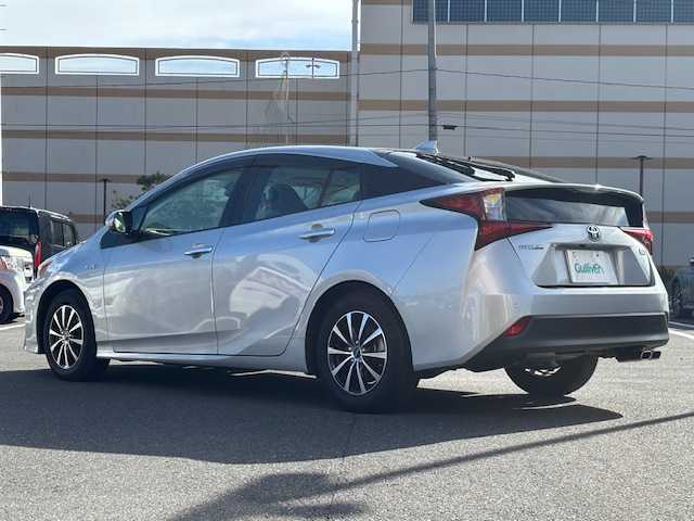 トヨタ プリウス S 宮城県 2019(令1)年 5.5万km シルバーM 登録時走行距離５４４８９ｋｍ/衝突被害軽減システム/バックカメラ/レーダークルーズコントロール/LEDオートライト/15インチアルミホイール/ドライブレコーダー/コーナーセンサー/ステアリングスイッチ/電動格納ウィンカーミラー/フォグランプ/純正フロアマット/スマートキー/ETC/レーンキープアシスト/パーキングアシスト/オートマッチクハイビーム/デジタルインナーミラー/横滑り防止装置/盗難防止装置/ABS/プリクラッシュセーフティー/クリアランスソナー/純正フロアマット/プッシュスタート/純正SDフルセグナビ/Bluetooth接続/SDサーバー/AM/FM/CD/DVD/Wミラー/ドアバイザー