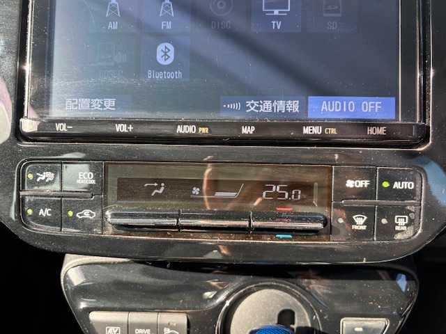 トヨタ プリウス S 宮城県 2019(令1)年 5.5万km シルバーM 登録時走行距離５４４８９ｋｍ/衝突被害軽減システム/バックカメラ/レーダークルーズコントロール/LEDオートライト/15インチアルミホイール/ドライブレコーダー/コーナーセンサー/ステアリングスイッチ/電動格納ウィンカーミラー/フォグランプ/純正フロアマット/スマートキー/ETC/レーンキープアシスト/パーキングアシスト/オートマッチクハイビーム/デジタルインナーミラー/横滑り防止装置/盗難防止装置/ABS/プリクラッシュセーフティー/クリアランスソナー/純正フロアマット/プッシュスタート/純正SDフルセグナビ/Bluetooth接続/SDサーバー/AM/FM/CD/DVD/Wミラー/ドアバイザー