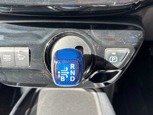 トヨタ プリウス S 宮城県 2019(令1)年 5.5万km シルバーM 登録時走行距離５４４８９ｋｍ/衝突被害軽減システム/バックカメラ/レーダークルーズコントロール/LEDオートライト/15インチアルミホイール/ドライブレコーダー/コーナーセンサー/ステアリングスイッチ/電動格納ウィンカーミラー/フォグランプ/純正フロアマット/スマートキー/ETC/レーンキープアシスト/パーキングアシスト/オートマッチクハイビーム/デジタルインナーミラー/横滑り防止装置/盗難防止装置/ABS/プリクラッシュセーフティー/クリアランスソナー/純正フロアマット/プッシュスタート/純正SDフルセグナビ/Bluetooth接続/SDサーバー/AM/FM/CD/DVD/Wミラー/ドアバイザー