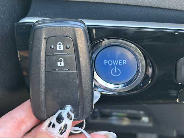 トヨタ プリウス S 宮城県 2019(令1)年 5.5万km シルバーM 登録時走行距離５４４８９ｋｍ/衝突被害軽減システム/バックカメラ/レーダークルーズコントロール/LEDオートライト/15インチアルミホイール/ドライブレコーダー/コーナーセンサー/ステアリングスイッチ/電動格納ウィンカーミラー/フォグランプ/純正フロアマット/スマートキー/ETC/レーンキープアシスト/パーキングアシスト/オートマッチクハイビーム/デジタルインナーミラー/横滑り防止装置/盗難防止装置/ABS/プリクラッシュセーフティー/クリアランスソナー/純正フロアマット/プッシュスタート/純正SDフルセグナビ/Bluetooth接続/SDサーバー/AM/FM/CD/DVD/Wミラー/ドアバイザー