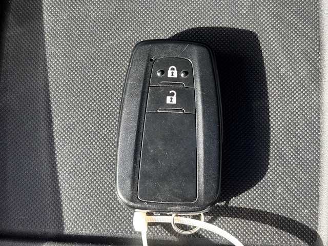 トヨタ プリウス S 宮城県 2019(令1)年 5.5万km シルバーM 登録時走行距離５４４８９ｋｍ/衝突被害軽減システム/バックカメラ/レーダークルーズコントロール/LEDオートライト/15インチアルミホイール/ドライブレコーダー/コーナーセンサー/ステアリングスイッチ/電動格納ウィンカーミラー/フォグランプ/純正フロアマット/スマートキー/ETC/レーンキープアシスト/パーキングアシスト/オートマッチクハイビーム/デジタルインナーミラー/横滑り防止装置/盗難防止装置/ABS/プリクラッシュセーフティー/クリアランスソナー/純正フロアマット/プッシュスタート/純正SDフルセグナビ/Bluetooth接続/SDサーバー/AM/FM/CD/DVD/Wミラー/ドアバイザー