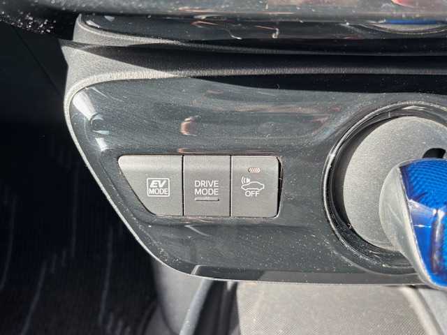 トヨタ プリウス S 宮城県 2019(令1)年 5.5万km シルバーM 登録時走行距離５４４８９ｋｍ/衝突被害軽減システム/バックカメラ/レーダークルーズコントロール/LEDオートライト/15インチアルミホイール/ドライブレコーダー/コーナーセンサー/ステアリングスイッチ/電動格納ウィンカーミラー/フォグランプ/純正フロアマット/スマートキー/ETC/レーンキープアシスト/パーキングアシスト/オートマッチクハイビーム/デジタルインナーミラー/横滑り防止装置/盗難防止装置/ABS/プリクラッシュセーフティー/クリアランスソナー/純正フロアマット/プッシュスタート/純正SDフルセグナビ/Bluetooth接続/SDサーバー/AM/FM/CD/DVD/Wミラー/ドアバイザー